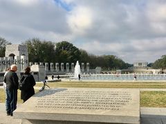 リンカーン記念館に向かって更に、西に歩きます。

その途中にあるのが
国立第二次世界大戦メモリアル
National world war II Memorial
