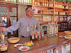 メスカル酒の製造方法の説明の後は、飲み放題の味見の時間。
様々な種類のメスカル酒をカウンターに並べて、オジサンは参加者に少しずつ配ってくれる。
