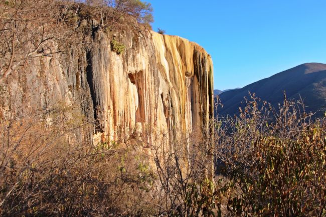世にも奇妙な絶景 天空のインフィニティ プール 時を止めた石の滝 続 母さんの一人旅 7 イエルベ エルアグア Hierve El Agua ミトラ遺跡 オアハカ メキシコ の旅行記 ブログ By ウェンディさん フォートラベル