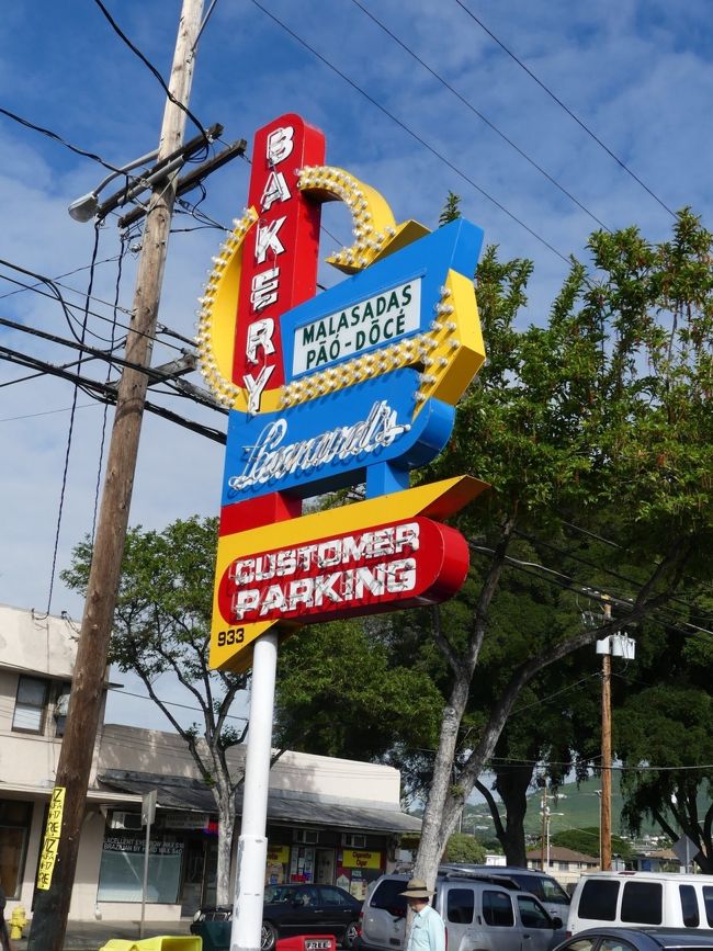 息子が朝食にハンバーガーを食べたいと言うので、ダイヤモンドヘッドからUberでワイキキのテディーズビガーバーガーへ向かいました。<br /><br />このUberの運転手さん、とても素敵なジェントルマンで、道中色々な話をしました。<br />我が家は今日これから帰国で11時にチェックアウトなんだよねーとか。<br />ハワイは素敵なところだから帰りたくないなーとか。<br />おじ様は以前、日本に来たことがあるとか。日本の街は綺麗だし、食べ物は美味しいし、とても良い所だからまた行きたいなぁーとか。<br /><br />ハワイに来てたくさんのUberの運転手さんとお話しましたが、一番会話が弾んで楽しい方でした。<br /><br />テディーズに到着し、<br />じゃぁ気を付けて日本に帰るんだよ！じゃぁね！とお別れしました。<br /><br />お店の前に行くと…<br />まさかのクローズでした(￣□￣;)<br />なんでーー？？？<br />カハイストリートキッチンに続き、ここもかっ！！！<br /><br />Uberのおじ様がまだ停まっていたので、お店が閉まってるよぉーーうわぁーん(´；д；｀)と伝えたところ、、、<br /><br />おじ様！<br />君たちはそんなにハンバーガーが食べたかったのかい？？違うお店で良いなら連れていってあげるよ。もちろんこれはノーチャージで良いからと( ☆∀☆)<br /><br />なんて素敵な方なのぉぉぉ！！<br />申し訳ないと思いつつ、さぁ乗りなよ！とおっしゃってくださったので、本日もお言葉に甘えて再度車に乗せていただきました。<br /><br />何食べたい？マックかい？バーガーキングかい？と聞かれ、ずうずうしくもバーガーキングかなと指定してみました(笑)<br />するとおじ様、バーガーキングよりもジャッキンの方が美味しいよ！と。<br />札幌にジャッキンは無いので、ジャッキンでお願いします！！とジャッキンへ連れていってもらいました。<br /><br />日本人はとても親切でいつも良くしてもらってるんだ。だから、今度は自分が恩返しする番だから気にしないで！とおっしゃっておりました。<br /><br />レナーズを通りすぎて少し行った所のジャッキンに到着。<br />するとまたまたジェントルマン！<br />ここから君たちのホテルは遠いからホテルまで送ってあげるから～と。<br /><br />まじっすかぁぁぁぁぁ( ´;ﾟ;∀;ﾟ;)<br /><br />おじ様と一緒にジャッキンで朝食(笑)<br />写真撮っておけばよかったぁ(>_<)<br /><br />食事中、<br />ところで君たちはハワイに来てマラサダは食べたのかい？と。<br />聞いたことはあるけど食べたことないんだよねぇーと返すと<br /><br />またまたまたまたジェントルマン！<br /><br />ハンバーガーを食べた後にマラサダを食べて太って帰国しなさい！とレナーズに連れていってくれたではありませんか(*´∀｀*)