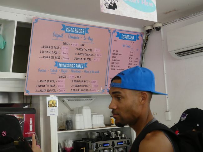 思わぬところでレナーズのマラサダを食べる事ができました。<br /><br />3種類全部オーダー<br /><br />初めてのマラサダは、揚げたてでモチモチで美味しかったです。<br /><br />その後、ヒルトンまで送っていただき感謝感謝でおじ様とお別れしました。<br />申し訳ないのでチップ程度お渡ししようと思ったら、No！No！と拒否され(笑)<br />本当にノーチャージでプチドライブさせていただきましたm(__)m<br />おじ様、本当にありがとうございました！！！<br />Uberの評価入力で、一番高いチップをプラスしました(*^^*)