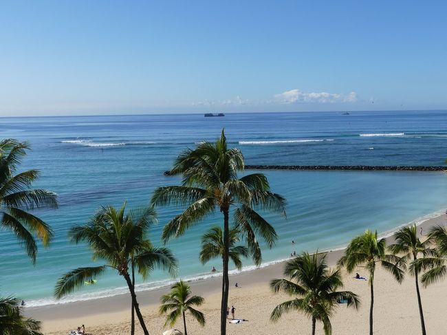 お部屋に戻るとちょうど良い時間でした。<br /><br />荷物の整理をしてチェックアウトです。<br />無料宿泊券だけあってリゾートフィーまで無料でした。<br /><br />この景色ともサヨナラです。<br /><br />空港まではUberを呼びました。<br />荷物が乗るかどうかわかりませんが、先日のUberの運転手さんの話をあてに賭けてみました(笑)<br /><br />呼んだ車はUberXですが荷物乗りました！！<br />ヒルトン～空港まで22ドルです。<br />チャーリーズタクシーより安いです。<br />荷物が多かったのでチップ多めに付けておきました！<br /><br />空港に着くとちょうどチェックインの時間でした。<br />関空のように行列にはなっていません。<br />荷物の重さもありがたいことにテキトーです。<br />機内持ち込みの荷物も見せることも量ることもなく、チェックイン手続きはすぐに終わりました。<br />15:00発の便でしたが、15:00にはドアはクローズされ離陸待ちの状態でした。<br /><br />関空までは10時間半くらいかかりました。<br />ハワイってそんなに時間かかったっけ？？？<br />LCCだから飛行経路遠回りなのかな？？？<br />ハワイアンのホノルル⇒札幌でさえそんなに時間かからなかったのに…。<br />エアアジアでの10時間越えは本当にしんどいです！！！！<br />クアラルンプールに行った時はそこまで感じませんでしたが、ハワイ⇒関空はムリ！！！<br />帰りくらいホットシートにするべきでした。<br /><br />おまけに行き以上にベビーの大合唱( ´-ω-)<br />私も子連れだし、赤ちゃんを連れて何度も旅行に行ったことがあるので、赤ちゃん連れの方の気持ちもわかります！！<br />だけど…<br />お願いだから…<br />赤ちゃんは泣くのが仕事でしょ！なんて当然の顔して泣かせたままにしないで～！！<br />乗るなとも泣かせるなとも言わないけど、放ったらかしにはしないで～！！<br />心底そう思う機内でした……。<br /><br />これからエアアジアでハワイへ行かれる皆様！！<br />クワイエットゾーンかホットシートを選択される事をオススメします。<br /><br />長い旅行記、ご覧いただきありがとうございましたm(__)m<br />