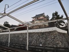 　福山城が見えます。
　駅から最も近いお城かもしれません。