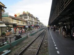 国鉄のウォンウィエン・ヤイ駅はこんな感じ。BTSとは大違い。電車が来るっていうのに壁とかはなく入り放題。基本的には車内で検札があるので改札はないです。それにしてもこんなに自由に線路に入れちゃって大丈夫なのか。
駅には出店も出ているので、車内での食事は駅で買ってもいいかも。

本当は8:40くらいの電車に乗る予定だったのですが、思ったより近かった＆電車ががっつり遅れて来た（確か8時くらいに来てた）ので、7:40の電車に乗れちゃいました。結果的に一個早いのに乗れて、後の行程に余裕ができてよかったです。当たり前に電車が遅れる国なので、時刻表通りの計画は危ないです。時間の余裕大事。