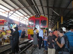 駅で降りられるので市場の方に行って見ます。ここも出口なんて洒落たもんはなくて、線路の乗り越えてでてく。線路に入っちゃいけないって感覚がないと確かに線路は道だわな。