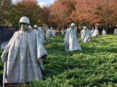 この次は、リンカーン記念堂の南側を南に歩いてリフレクティングプールドライブを東に歩きます。

Korean War Veterans Memorial
朝鮮戦争戦没者慰霊碑
（Veteransとは退役軍人の意味ですが）

朝鮮戦争(1950-1953年)の慰霊碑です。
慰霊碑の手前には、フランクゲイロードという彫刻家の作品があります。
19体の灰色のリアルな兵士の彫刻作品が置かれています。
リアルな彫刻で今にも動き出しそうな偵察中の兵士たちです。

1995年の休戦42年に除幕式が行われています。
リンカーン記念堂の南東にあります。
今回は寄りませんでしたがリンカーン記念堂の北東にはVietnum Veterans Memorialがあります。