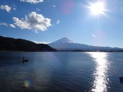 河口湖畔から富士山。
この時間帯は逆光。

この辺りの観光客は外国人ばかり。