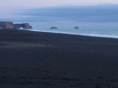 ≪Black sand beach≫ 
遠くDyrholaeyが見える・・・