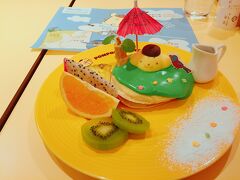 コラボメニューの中から、「プリンくんのごきげん南の島パンケーキ」を注文。　ドぎつい緑色のソースは何だろう?って思ったら、抹茶味のクリームでした。