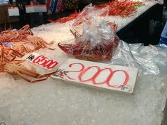 12：20　境港水産物直売所　到着

ここでの目的は、足折れ　身入りの少ない紅ズワイ

昨年、今年の２月には１袋５枚入￥１０００だったのに、１袋￥２０００に値上がりしていた。

年末だからなのか？蟹漁が不漁だからなのかわからないが・・・。

まあ、それでも普通に買うよりはお得感があるので、お土産用と正月用に３袋購入。

カニを買うのは決めていたので、予めクーラーBOXを持って行ったのだが、１袋入らなかったので発泡スチロールを仕方なく購入。
１箱￥４００なので、今度は大きいクーラーBOXを持っていこう。

12：32　出発