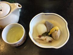 駅前の商店街の2階にあるお食事処「新橋」でランチ。日替わりランチの「天ぷら盛り合わせ定食」970円を注文。最初に小鉢のおでんが出てきた。お茶が急須で来るのも嬉しい。