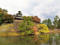 ホテルを出て、まずは松江城へ。
週末に無料開放している、県庁駐車場に車をとめました。