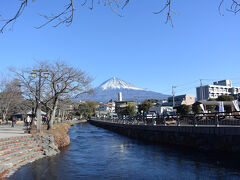 御手洗橋近くから見た神田川と富士山です。