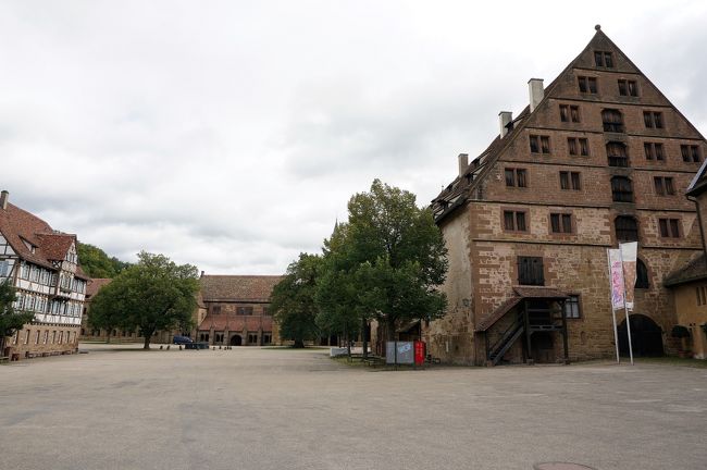 ドーンと広い中庭が！　規模の大きさに圧倒されます。