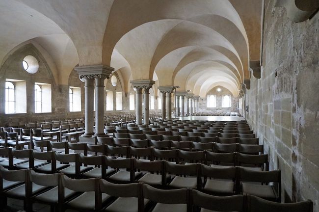 続いて、コンサートが行われたりする平修道士の食堂へ。<br />ムムッ、平修道士”ってナニ？<br /><br />シトー派は、読み書き、ラテン語ができる修道士と、肉体労働を受け持つ”平修道士”に身分が分かれていたそうです。<br />なるほどー、お祈りだけでは食べていけないものねー。<br /><br />修道士と、肉体労働をする平修道士では、食事の内容も違ったそうですが、肉は禁止。<br />それで、肉を隠すのに”マウルタッシェン”という料理が生まれました。<br />パスタ生地の中にひき肉、ホウレンソウ、タマネギなどを詰めた、ドイツ版のギョウザといった感じかな。