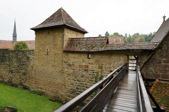 城壁の外は、空濠になっていました。<br />この城壁の向こうは中世。なんだか不思議な気持ちになります。