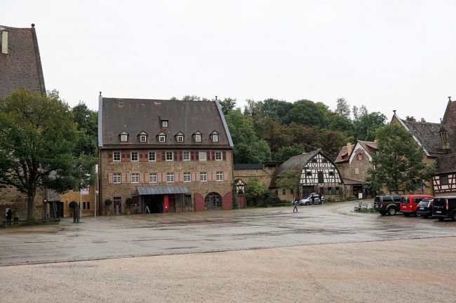 オーディオガイドを返しに、インフォメーションに向かいました。<br />「マウルタッシェンを食べたいのですが」と聞いてみると、チラッと時計を見て、修道院を出た所にクロスターカフェ・マウルブロンがあると教えてくれました。<br /><br />13時半を過ぎ、修道院内のレストランは、ラストオーダーの時間を過ぎてたのかもしれません。