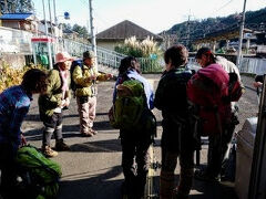 「西武池袋線　武蔵横手駅」に無事ゴール！　　14：01着。
今回ハイキングの「リーダー」と「山の会」の会長の挨拶があった後、「解散」！

※ここで、乗り換え駅「武蔵野線　新秋津駅」前の居酒屋での「打ち上げ」に参加する人を確認した。

※「打ち上げ参加者」　9名、「帰宅組」　3名。
　私は「打ち上げ」に参加！


【注】「ハイキング」のコースタイム等の詳細は、「日和田山、物見山ハイキングのアルバム」をご覧ください。
　https://photos.app.goo.gl/rVLsTchCV0fhzQOf1

