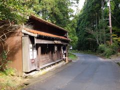 来た道を引き返します。

ところどころにポツポツとお店がありました。

