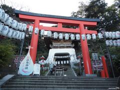 江島神社　朱の鳥居と瑞心門

朱の鳥居は、昭和11年(1936)山田流筝曲の家元・林敏子氏が再建・寄進したもの。
瑞心門は龍宮城を模した楼門で、瑞々しい心でお参りできるようにと名付けられたそうです。