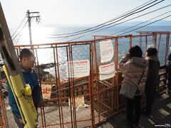 江の島　稚児ケ淵

ここで通行止めとなっており、岩屋までは行けません。
台風21号の影響で、岩屋の洞窟は10月23日から閉鎖されています。
湘南海岸の漁師さんも大きな被害を受け、しらす漁ができなくなっていると聞きましたが、想像以上に被害が大きかったのですね。