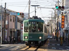 江ノ電　腰越駅の近くで

「電車接近」、鎌倉行きの電車がやって来ました。
