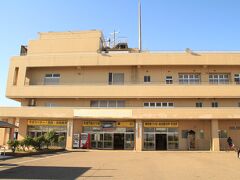 佐渡島に渡る佐渡汽船に乗るため、直江津港へ。

直江津港のフェリー乗り場の建物は、フェリーの形を模していた。
