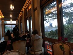 奈良ホテル
メインダイニングルーム 三笠での朝食
窓には興福寺の搭が見えています。