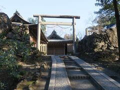 今は神社が建ってます