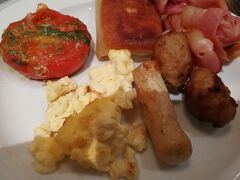 おはようございます。
朝食のチョイスが。。。
ソーセージ、ベーコン、ミートボール。。。