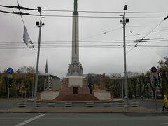 1935年、ラトビアの独立を記念いて建てられた51mの記念碑。
塔の上に立つ女性ミルダはラトビアの三つの地域(クルゼメ、ヴィゼメ、ラトガレ)の
連合を表す星々を掲げている。
