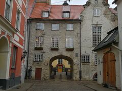 リガに唯一残る城門。
1698年、城壁を利用して住宅が建てられた際に付け加えられたもので、
当時、向かい側のヤコブ兵舎に住んでいたスウェーデン兵が利用していた事に
ちなんで、この名前がつけられたそうです。
