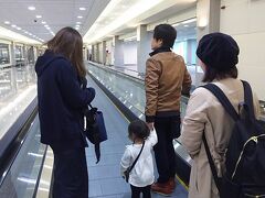 台湾到着。
ちびっこが動く歩道とかエスカレーターが好きで、もうゆっくりゆっくり歩きながら入国審査に向かいます。最後尾でした( ´_ゝ`)笑