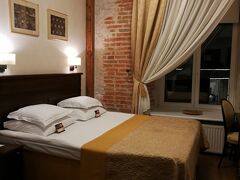 twinbed、じゃないです。
女子二人、同じbedで寝るの、二回めかな？
何故か、お互い遠慮して、ハジとハジに寝てました。