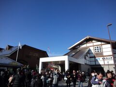 12/3(日)、今年の京都の紅葉は今日が最後になるだろうなと思い、出かけました。　前回、嵐山を訪れた際は嵐電を利用しましたが、この日はJR嵯峨野線で嵯峨嵐山駅まで来ました。　この駅ではたくさんの人が乗降しました。　

お天気も最高!　さぁ、目的のお寺に歩いて向かいましょう♪