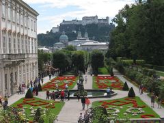 ミラベル庭園。これから行くホーエンザルツブルク城も見えています。