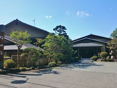 本日の宿は《水のみち・風のみち 湯ヶ島 たつた》。なかなか良い雰囲気の外観で、なんだかワクワクしてきます。