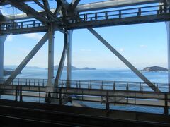 瀬戸大橋を通ります。
電車は下の階。