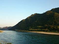 穏やかな長良川沿いの遊歩道を歩きます。
向かいの山には岐阜城が見えます。
また、時間がある時には、上ってみたいです。