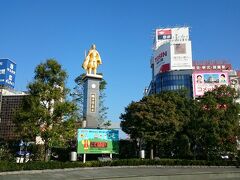 仕事の出張で、初めて岐阜を訪れました！！
まずは、朝のＪＲ岐阜駅前。この日は快晴★
金色の織田信長像がまぶしいです(*^-^*)！