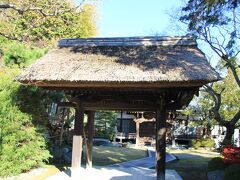 暫くすると左手に命徳寺が見えてきます。
命徳寺には江戸時代初期に建築された茅葺き屋根の古い山門があります。
山門は薬医門という形式で、横から見ると、垂木が中心より前方にあるため、屋根全体が前の方に片寄っています。