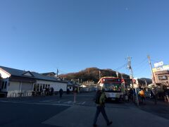 最寄りのJR駅始発から電車を乗り継ぎ高尾駅。