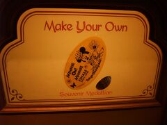 さらにシアターオーリンズ右側ににあるショップ「アドベンチャーランド・バザール」にあるスーベニアメダルマシンもミニー・オー!ミニーのスーベニアメダルがあります。
こちらも購入！