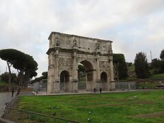 コロッセオの前にある、コンスタンティヌスの凱旋門です。