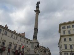 スペイン大使館の前にあるから名付けられたという、スペイン広場。このマリア像は「無原罪の聖母の記念柱」というようです。この写真の前日が、12月8日のマリア様の誕生日（だか受胎の日だか諸説あるようです）で、右手の花輪は前日新しくしたばかりだそうです。