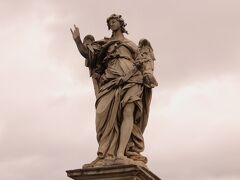 サンタンジェロ橋にある、ベルニーニの天使像（レプリカ）。