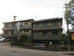 お布団まで引いてもらって、ほんとうに旅館でした♪
大浴場は、近所の銭湯みたいでした（笑）でも清潔でしたよ～