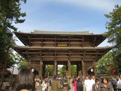 やってきました東大寺！
奈良に来て、ここに来ないなんて！！
ってことで友は何度めだ？だけど付き合ってくれて、ありがとう～！！
ものすごい人で薬師寺と大違い！！
こっちに朝イチで来るべきだったかね？？