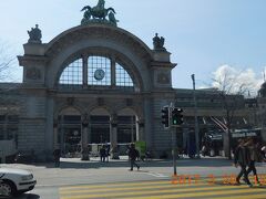 近代的な駅舎の前に火災による焼失を免れた旧駅舎の一部が残されていました。