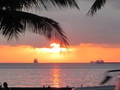 直ぐ近くのロハス通りへ出掛けました～。

これぞ世界三大夕日の「マニラ湾の夕日」です！、
本当に綺麗で感動します…、見る価値ありです。

他は、バリ島の夕日・釧路・根釧原野の夕日と言われてます。